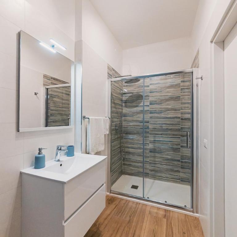 Apulia Rooms Bari - Deluxe Double Room with Balcony - 10