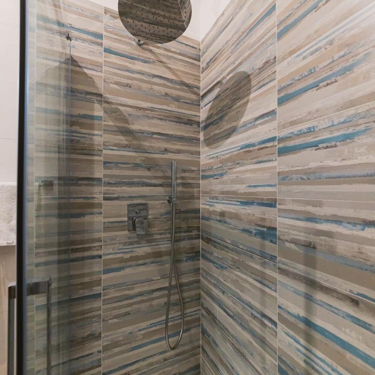 Apulia Rooms Bari - Deluxe Double Room with Balcony - 11