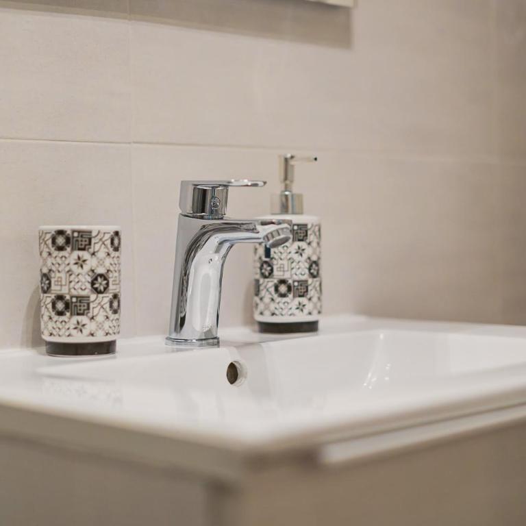 Apulia Rooms Bari - Double Room with Balcony - 9