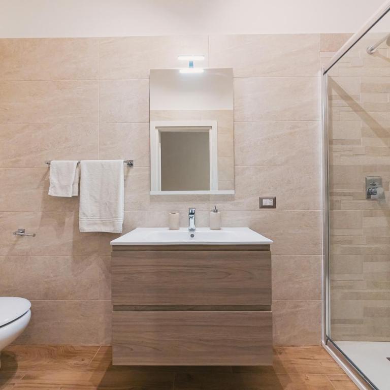 Apulia Rooms Bari - Double Room with Private Bathroom - 3