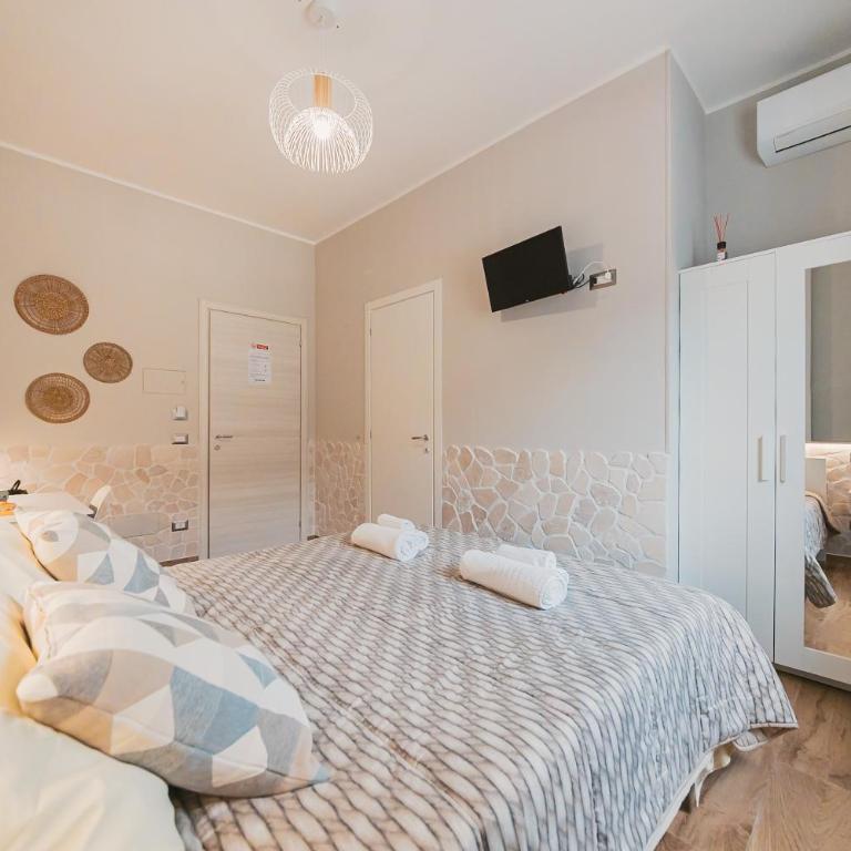 Apulia Rooms Bari - Double Room with Private Bathroom - 9
