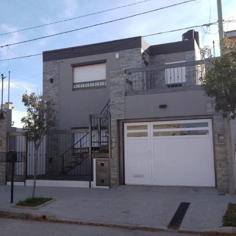 Amplio Dpto con 2 dormitorios primer piso independiente con asador - Apartamento con balcón - 1