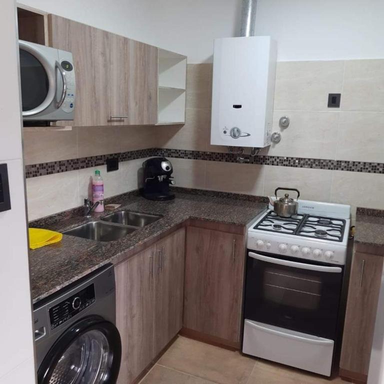 Amplio Dpto con 2 dormitorios primer piso independiente con asador - Apartamento con balcón - 6