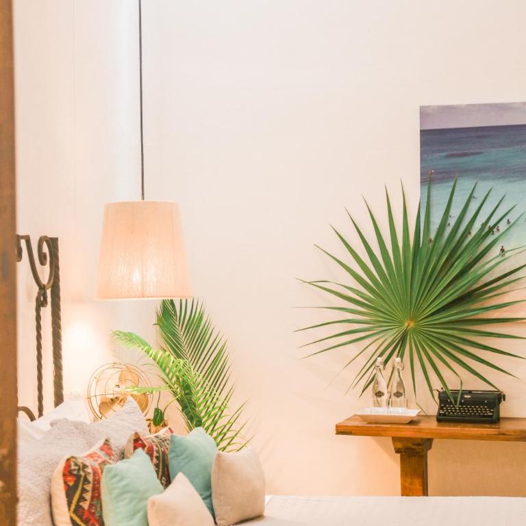 The Diplomat Boutique Hotel - Deluxe King Suite - 1