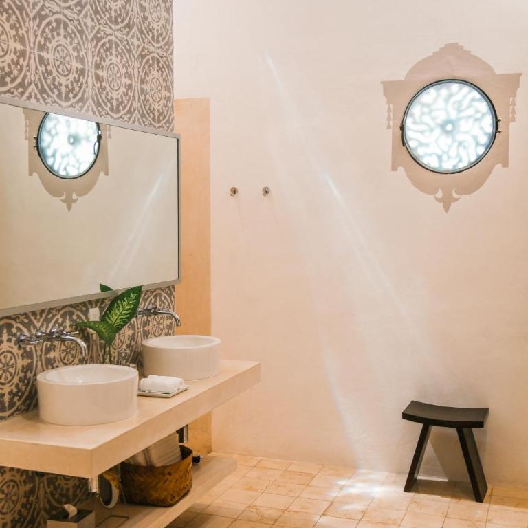 The Diplomat Boutique Hotel - Deluxe King Suite - 7