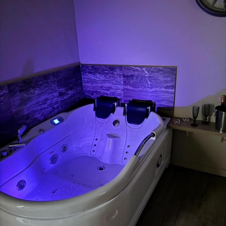 BIBI rooms and suite - King Room with Spa Bath - 3