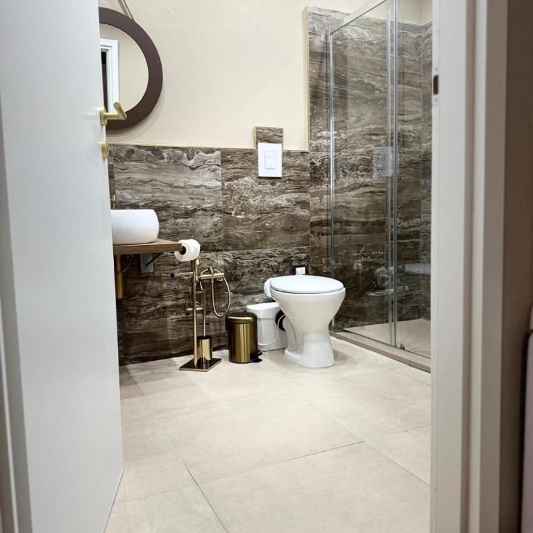 BIBI rooms and suite - King Room with Spa Bath - 4