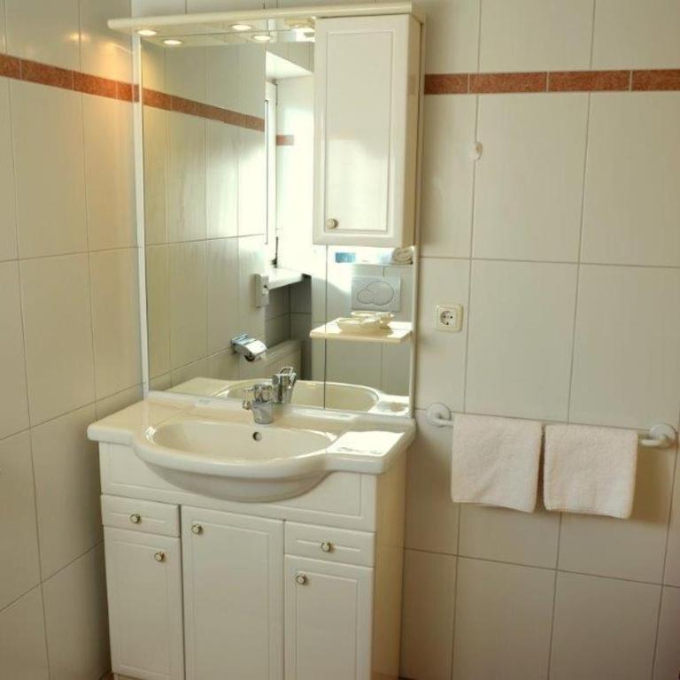 Adelsbergers Bergland - Economy Doppelzimmer mit Dusche - 5