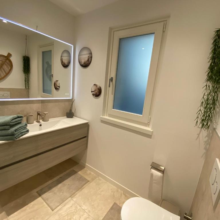 Villa Holzi - Deluxe Two-Bedroom Apartment Top Floor with King Bed, Pool, Balcony and Lake View - 26