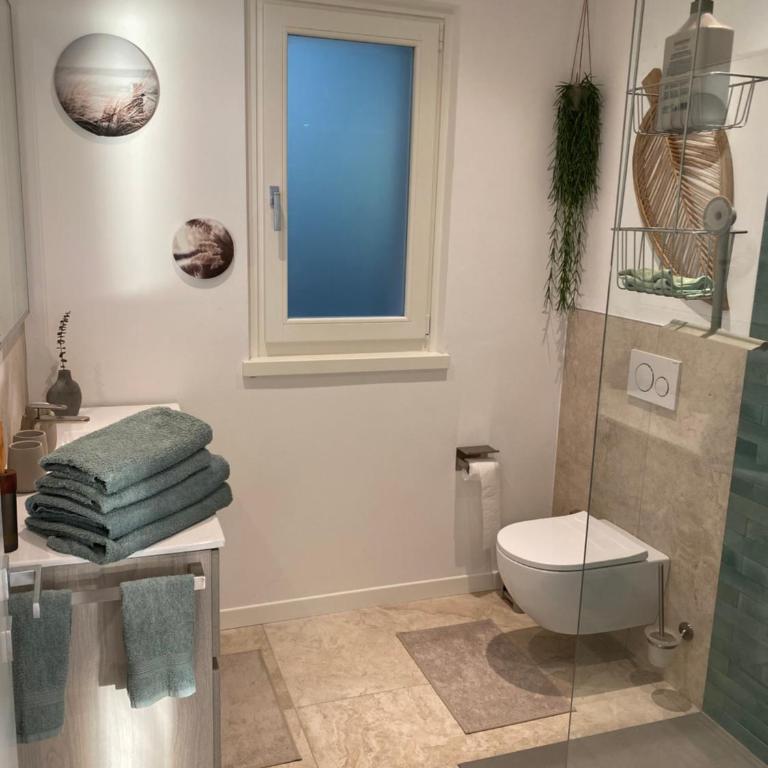 Villa Holzi - Deluxe Two-Bedroom Apartment Top Floor with King Bed, Pool, Balcony and Lake View - 27