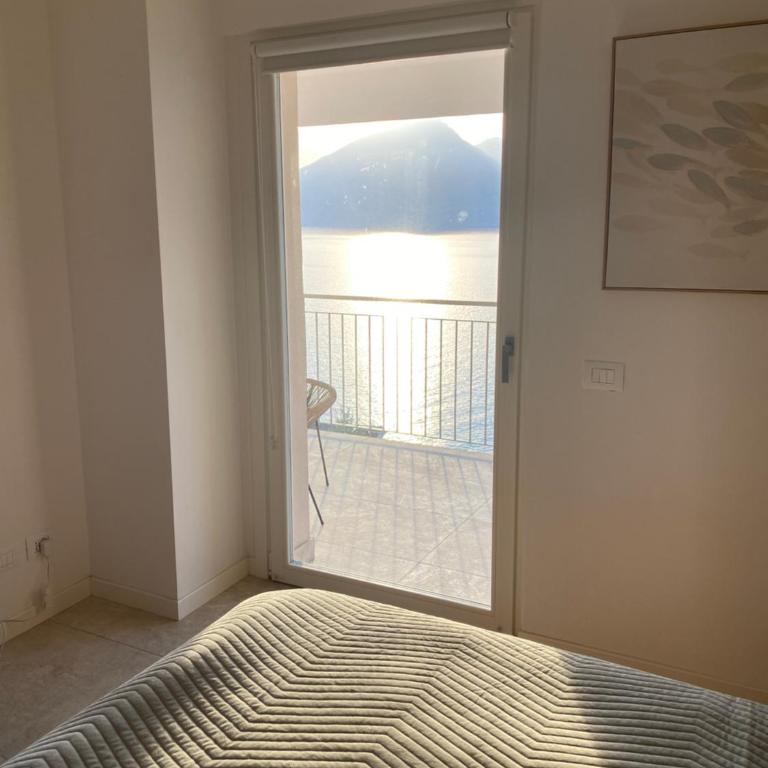 Villa Holzi - Deluxe Two-Bedroom Apartment Top Floor with King Bed, Pool, Balcony and Lake View - 24
