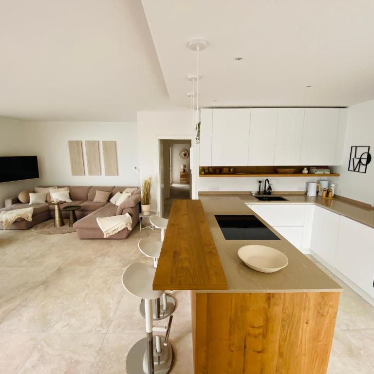 Villa Holzi - Deluxe Two-Bedroom Apartment Top Floor with King Bed, Pool, Balcony and Lake View - 22