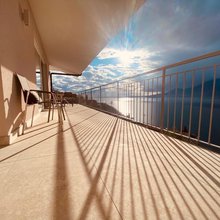 Villa Holzi - Deluxe Two-Bedroom Apartment Top Floor with King Bed, Pool, Balcony and Lake View - 18