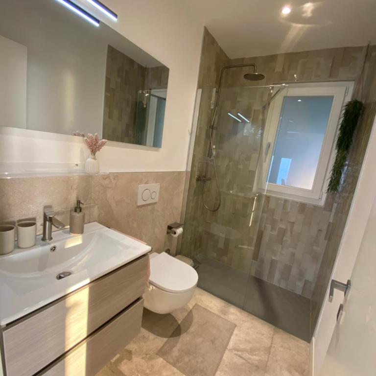 Villa Holzi - Deluxe Two-Bedroom Apartment Top Floor with King Bed, Pool, Balcony and Lake View - 28
