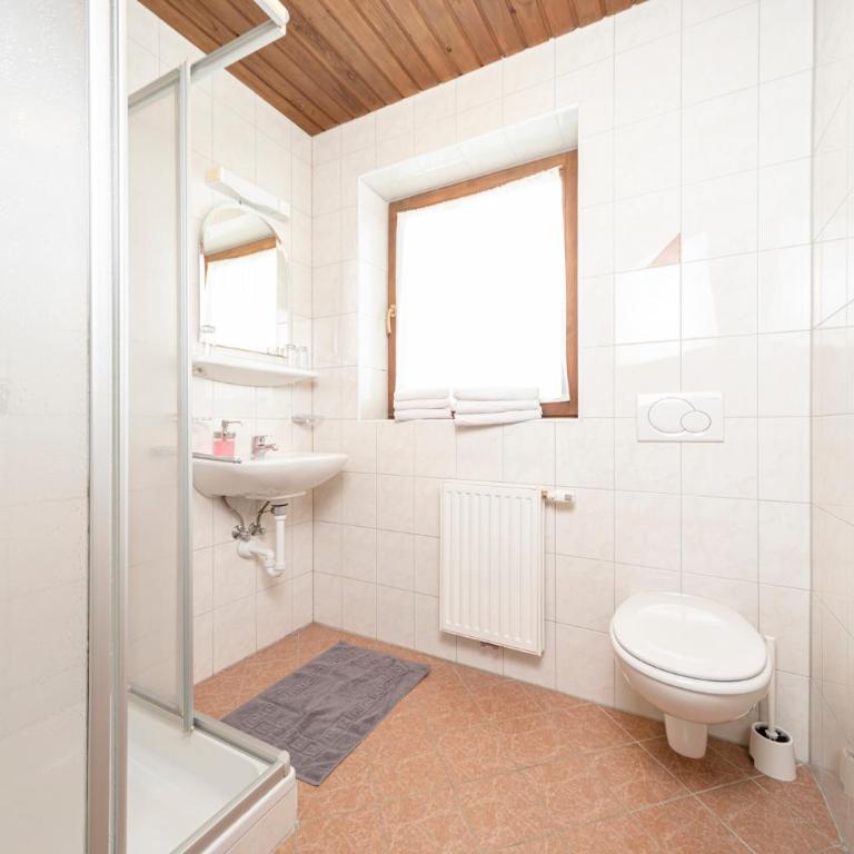 Gasthof Pension Knapp - Doppelzimmer mit Balkon - 2