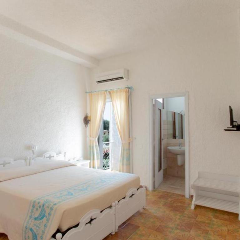 HOTEL Al FARO , SPIAGGIA LA CINTA ,SAN TEODORO - Camera Matrimoniale - 1