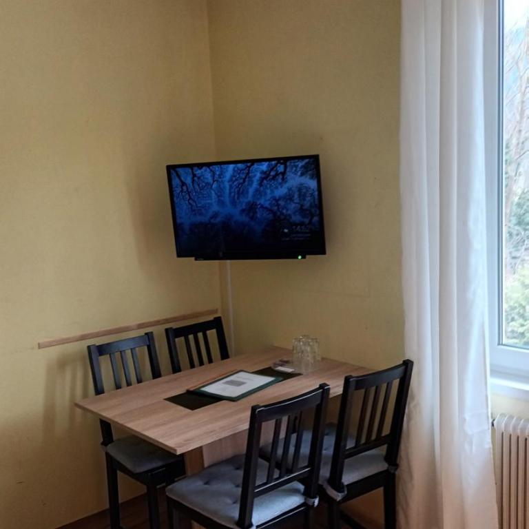 Haus Kolbnitz - Vierbettzimmer mit Bergblick - 1