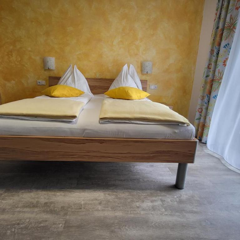 Frühstückspension Matheidl - Doppelzimmer mit Balkon - 21