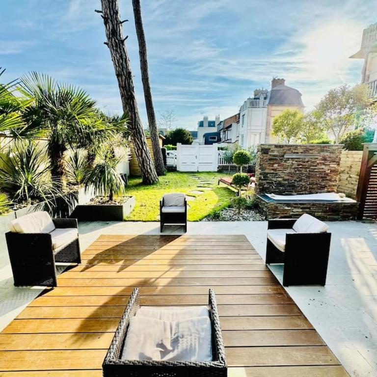 MAISON 4 CHAMBRES,JARDIN ET TERRASSE, proche mer,casino et place Morny - Villa - 6