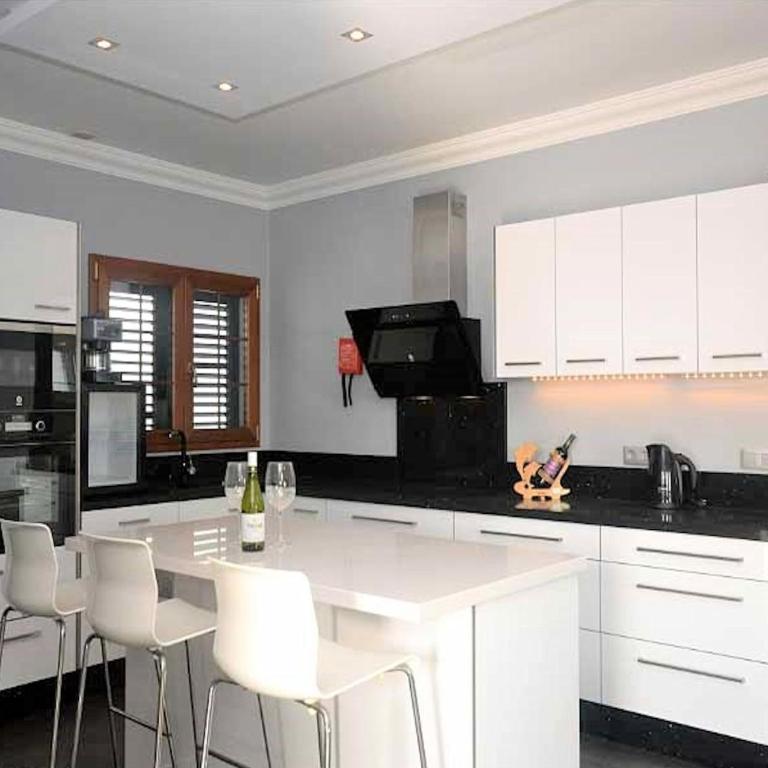 Awesome Puerto Del Carmen Villa 3 Bedrooms Villa Tacataca Pool Table - Three-Bedroom Villa - 8