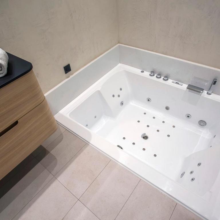 Love Room Balneo Sauna Pierre Corneille ! - Suite mit Kingsize-Bett mit Whirlpool - 2