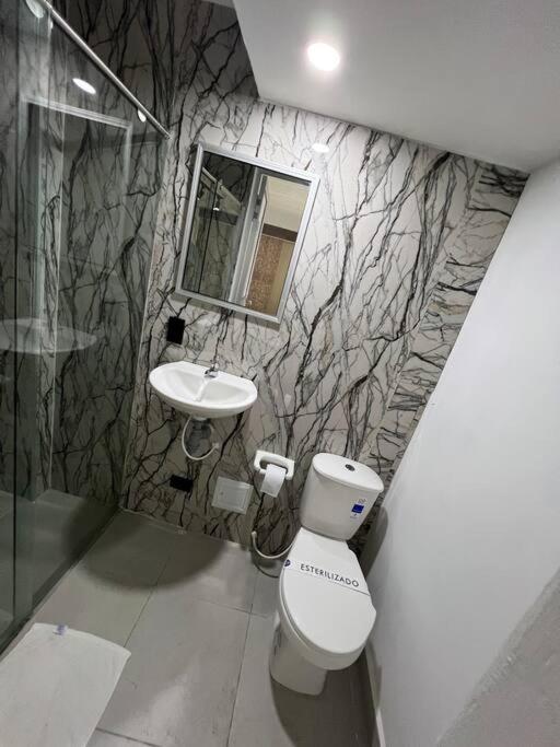 Habitacion de hotel dentro de centro comercial con frisby - Apartamento de 1 dormitorio - 7