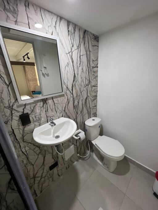 Habitacion de hotel dentro de centro comercial con frisby - Apartamento de 1 dormitorio - 12