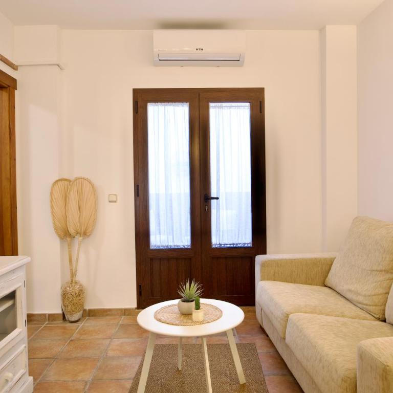 NUEVA 33 Apartamentos en el centro de Nerja - Habitación Doble con patio - 1
