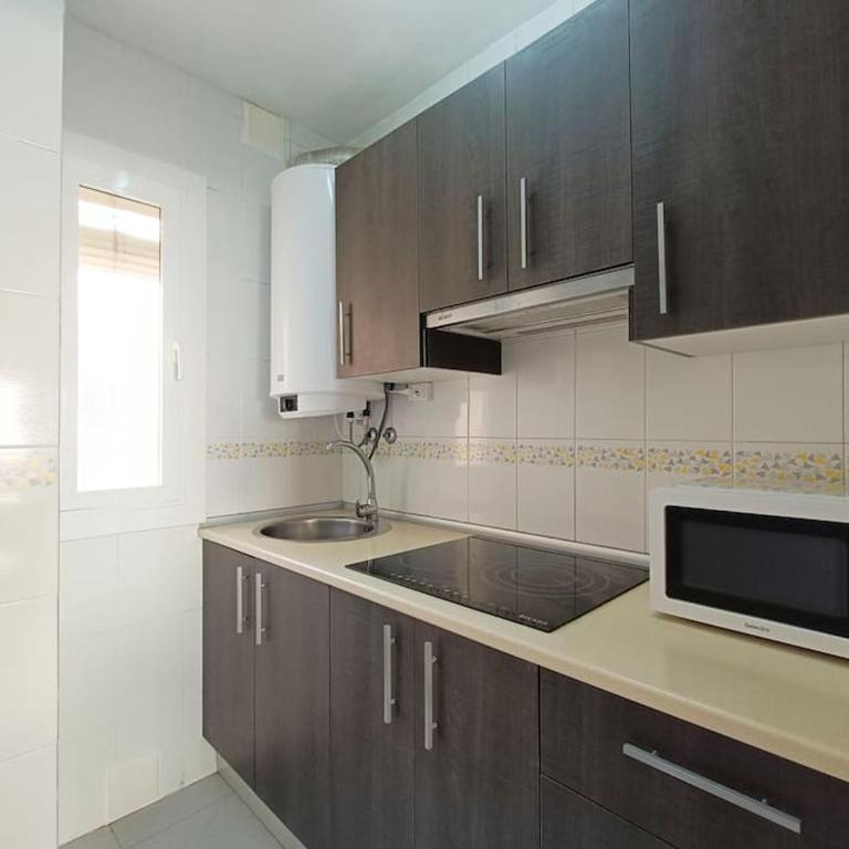 Apto Roquetas con terraza, a 1min de la playa, garaje y piscina - One-Bedroom Apartment - 11