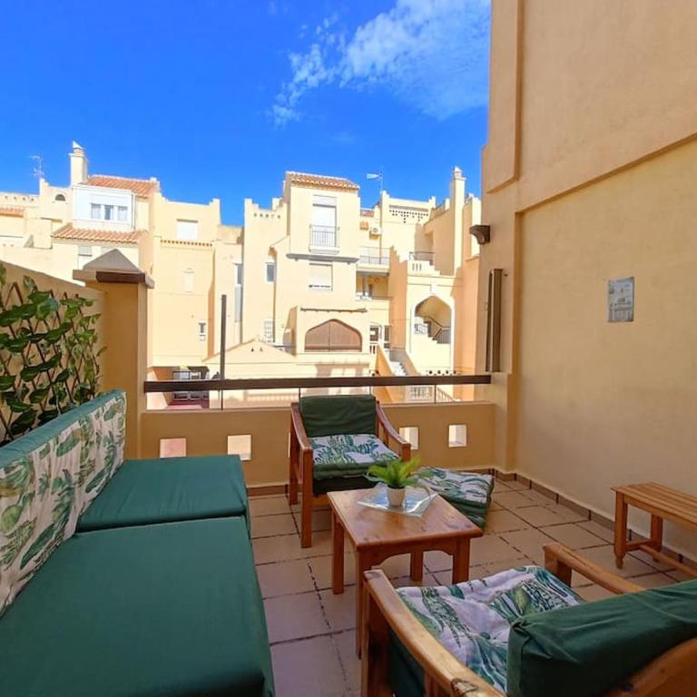 Apto Roquetas con terraza, a 1min de la playa, garaje y piscina - One-Bedroom Apartment - 14
