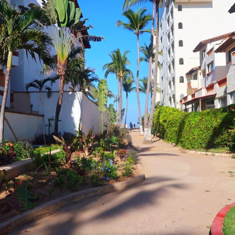 2BR condo in excellent location next to the beach - Apartamento de 2 dormitorios - 4
