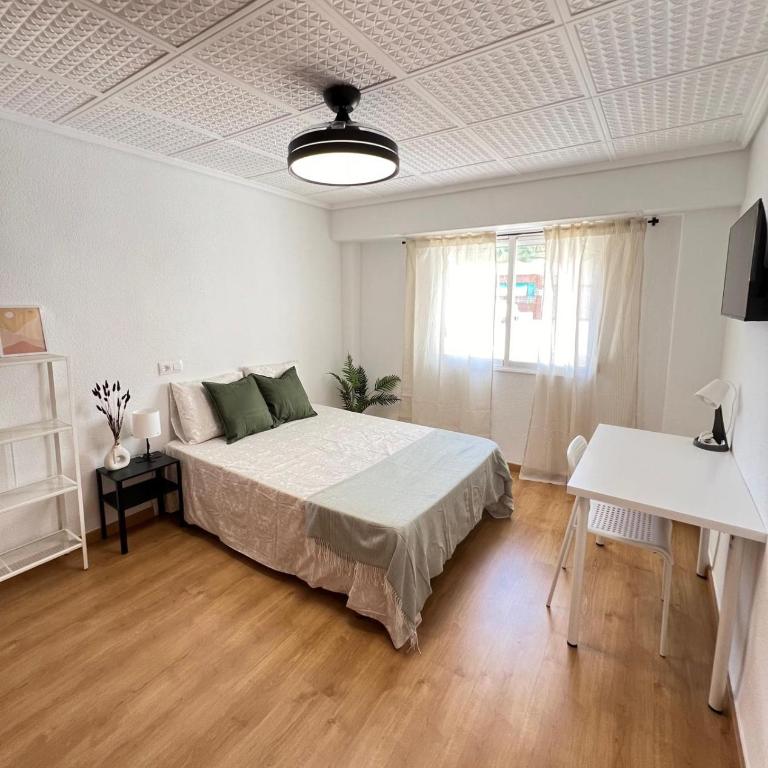 Urban Coliving Alicante - Double Room with Shared Bathroom - 8