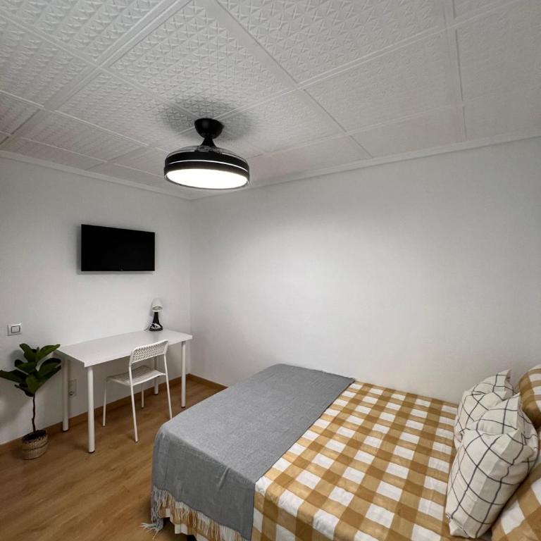 Urban Coliving Alicante - Double Room with Shared Bathroom - 3