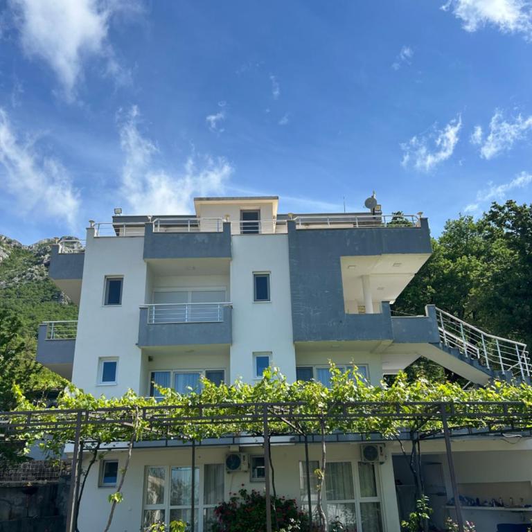 Apartmani Planinska Idila - Three-Bedroom Apartment - High Floor - 4