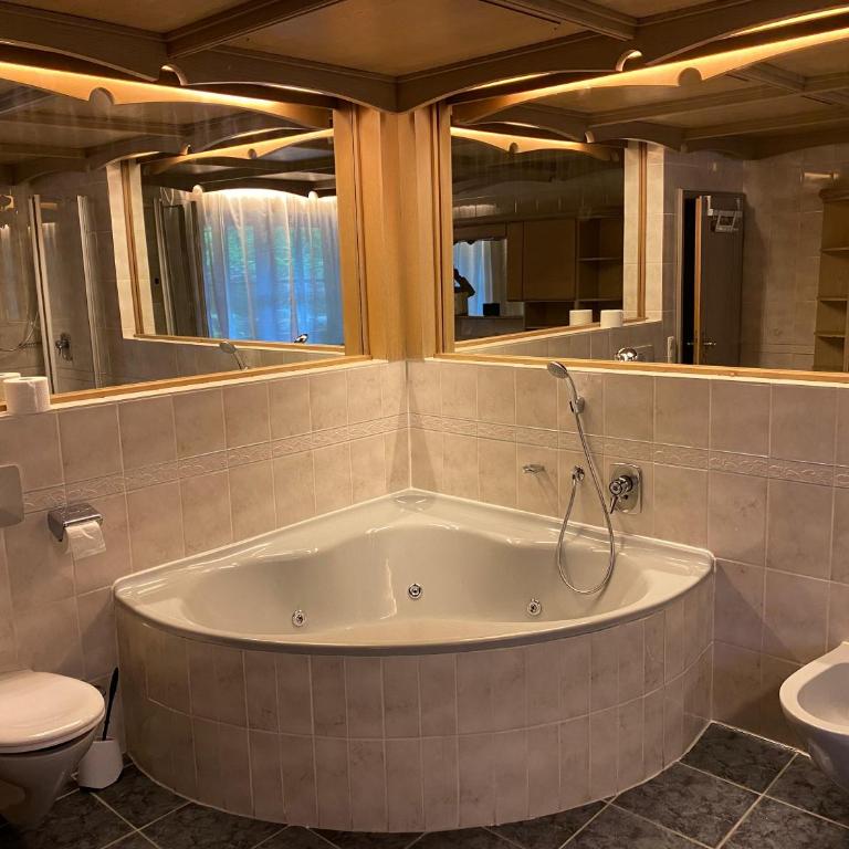 Apartment Alpenblick Watzmann-Kehlstein - TOP Lage im Berchtesgadener Land I bis zu 8 Personen I große Terrasse mit Blick auf die Berge I Smart TV I Billiard I WLAN I kostenloser Parkplatz - Apartment mit 3 Schlafzimmern - 40