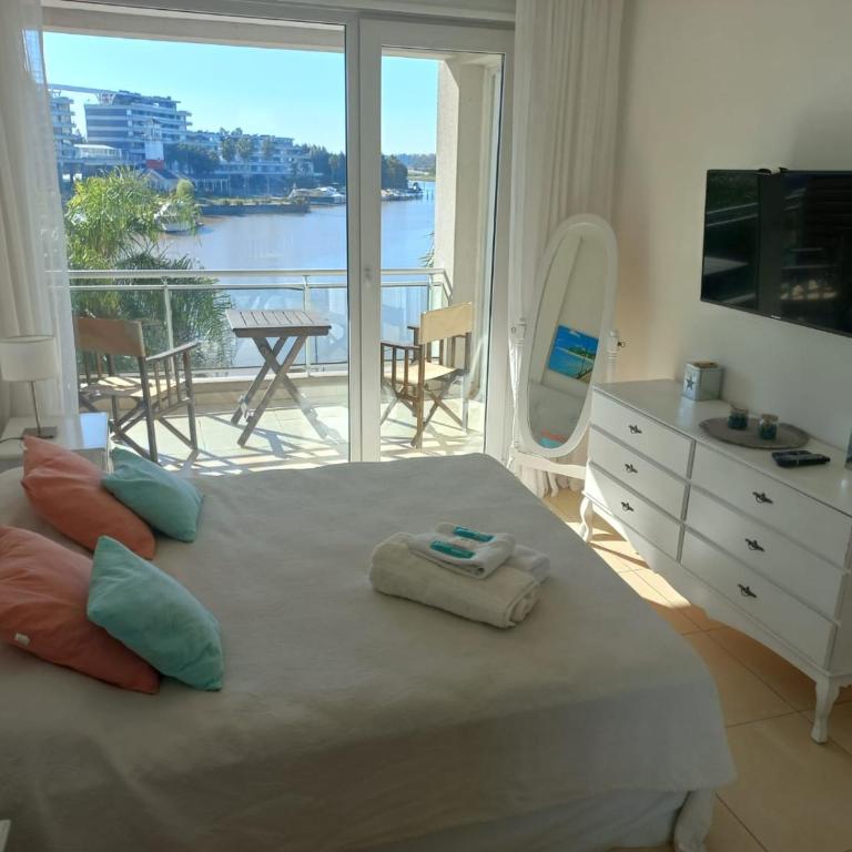 Apart , DEPARTAMENTO CONDOMINIOS BAHIA GRANDE NORDELTA CON BALCÓN Y VISTA A LA Bahia - Apartamento con vistas al lago - 82