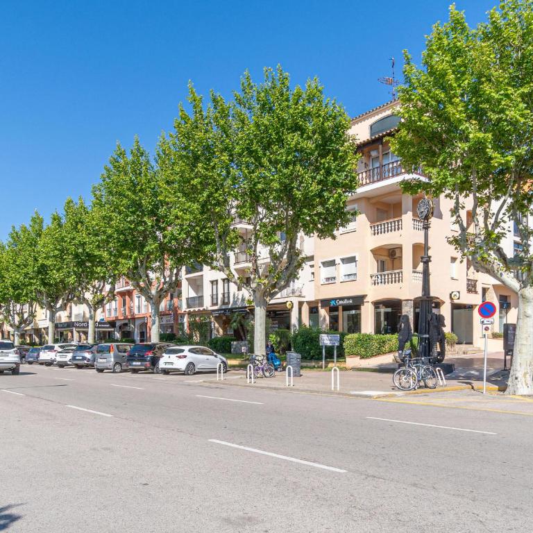 Apartamento con Terraza Grande y Piscina Cerca de la Playa - HISP-288-55 - Apartamento - 28