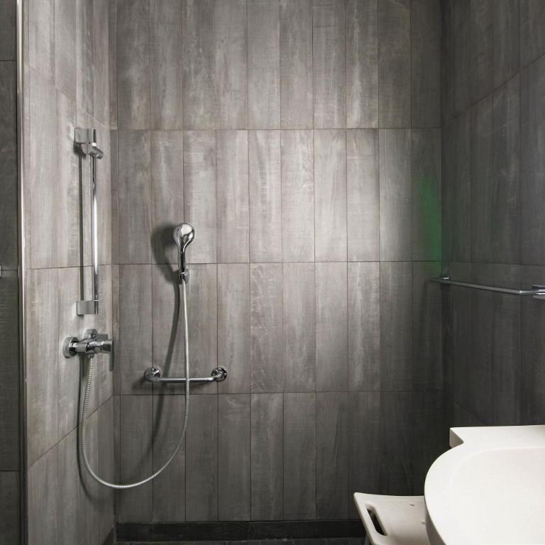 easyHotel Nice Old Town - Chambre Familiale Adaptée aux Personnes à Mobilité Réduite avec Lits Superposés et Douche - 7