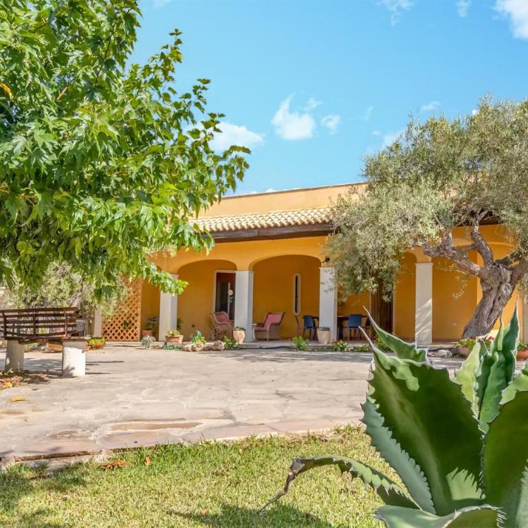 3 Bedroom Beach Front Home In Marina Di Marza - Three-Bedroom Vacation Home - 1