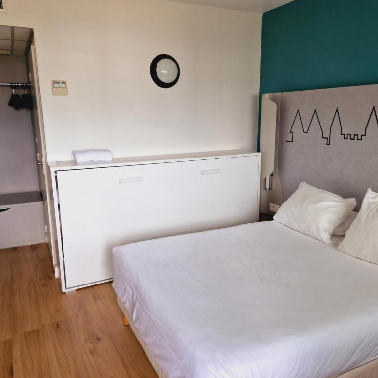 Kyriad Carcassonne - Aéroport - Double Room with Double and Single Bed with free spa access - 3