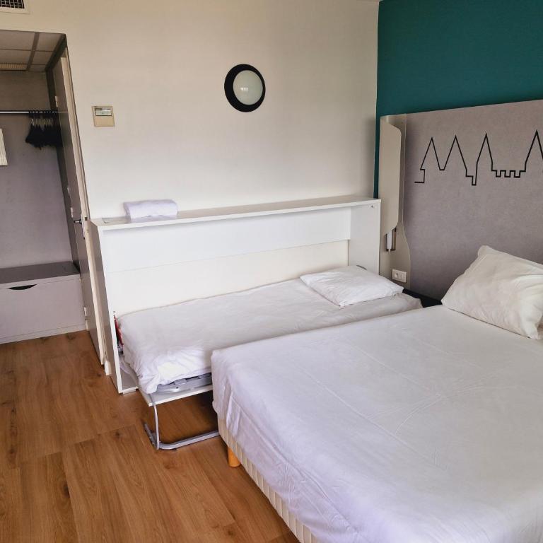 Kyriad Carcassonne - Aéroport - Double Room with Double and Single Bed with free spa access - 2