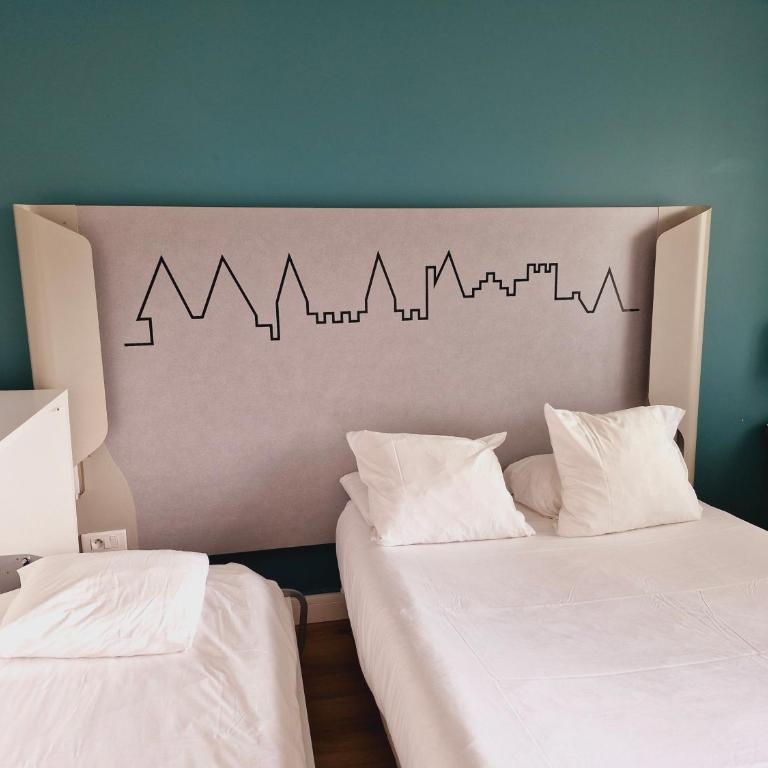 Kyriad Carcassonne - Aéroport - Double Room with Double and Single Bed with free spa access - 4