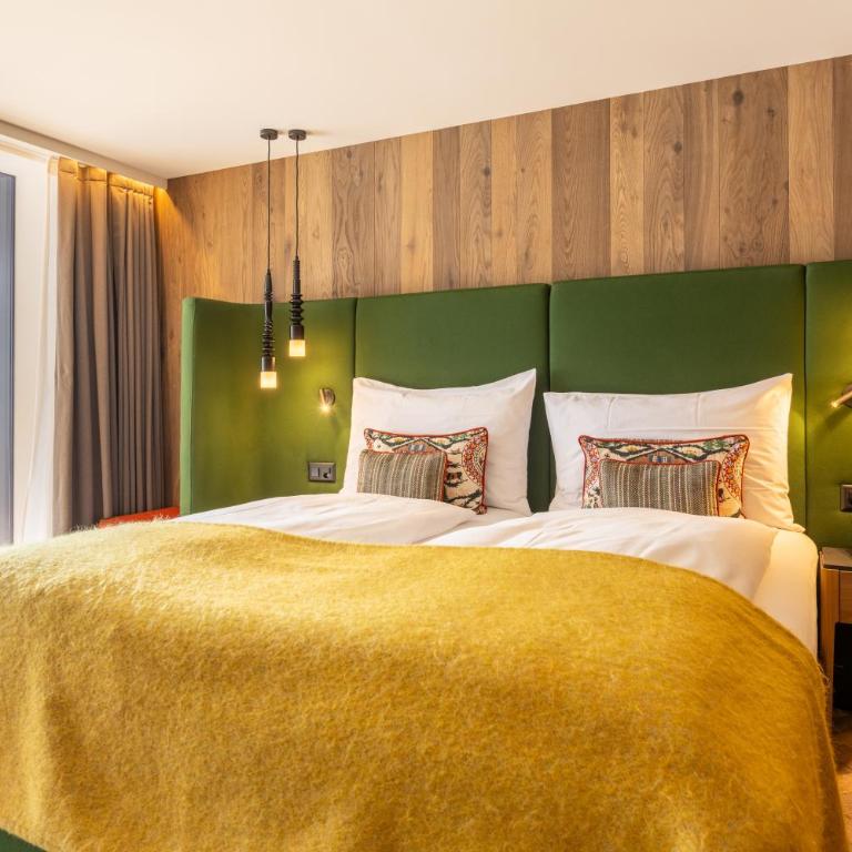 Hotel ZERMAMA Zermatt - Zweibettzimmer mit Balkon und Blick auf das Matterhorn - 1