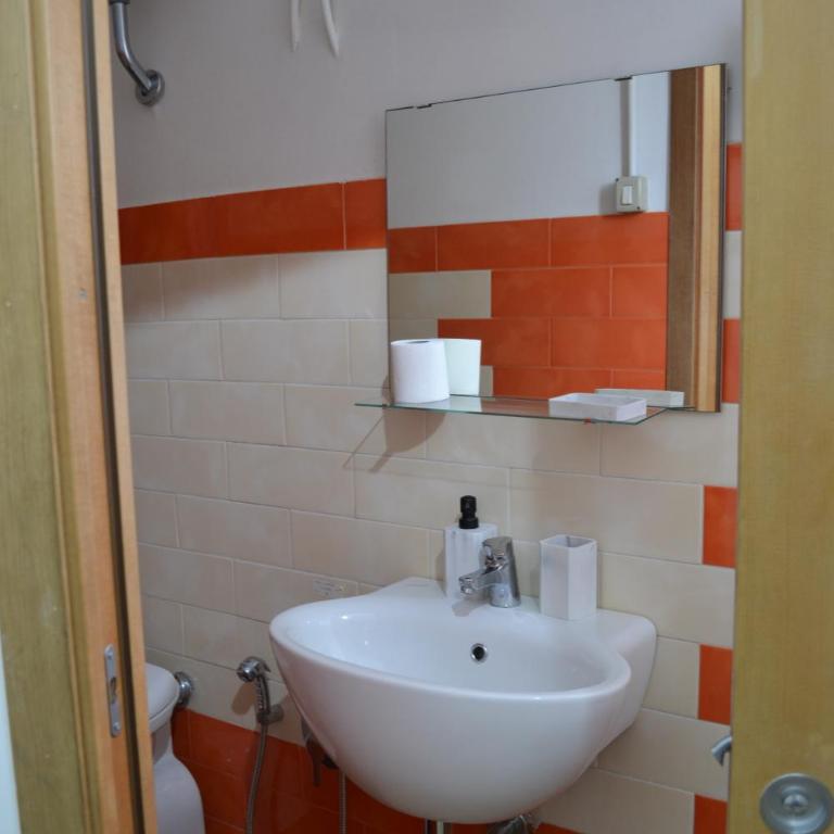 Il Teatro Rooms - Single Room with Private Bathroom - 9