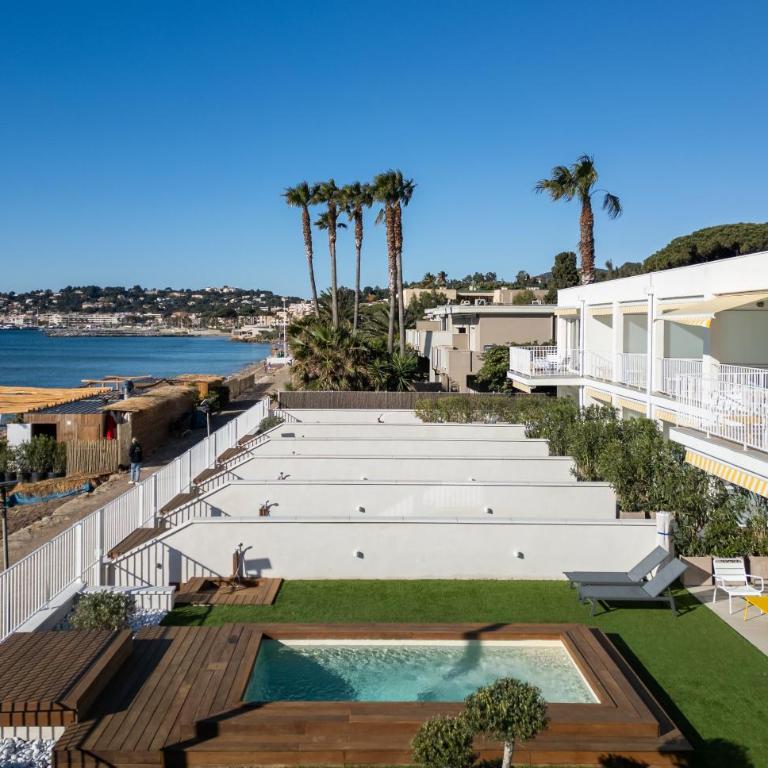 Belle Vue Hôtel - Chambre Double avec Piscine Privée - Vue sur Mer - 11