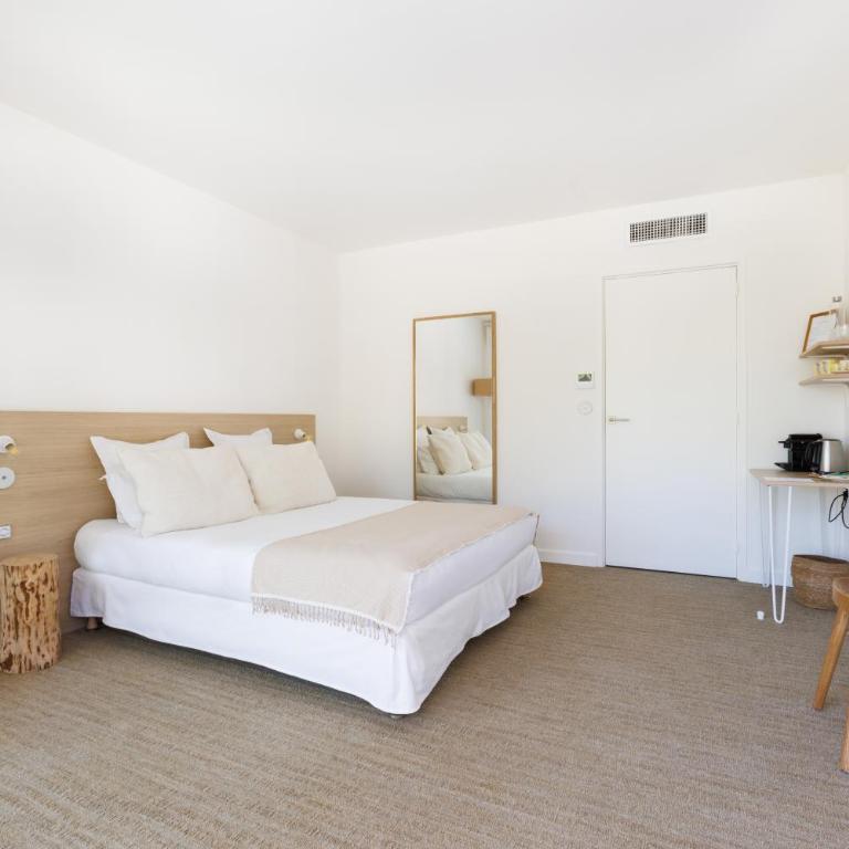 Belle Vue Hôtel - Chambre Double avec Piscine Privée - Vue sur Mer - 14