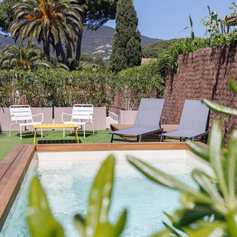 Belle Vue Hôtel - Chambre Double avec Piscine Privée - Vue sur Jardin - 8