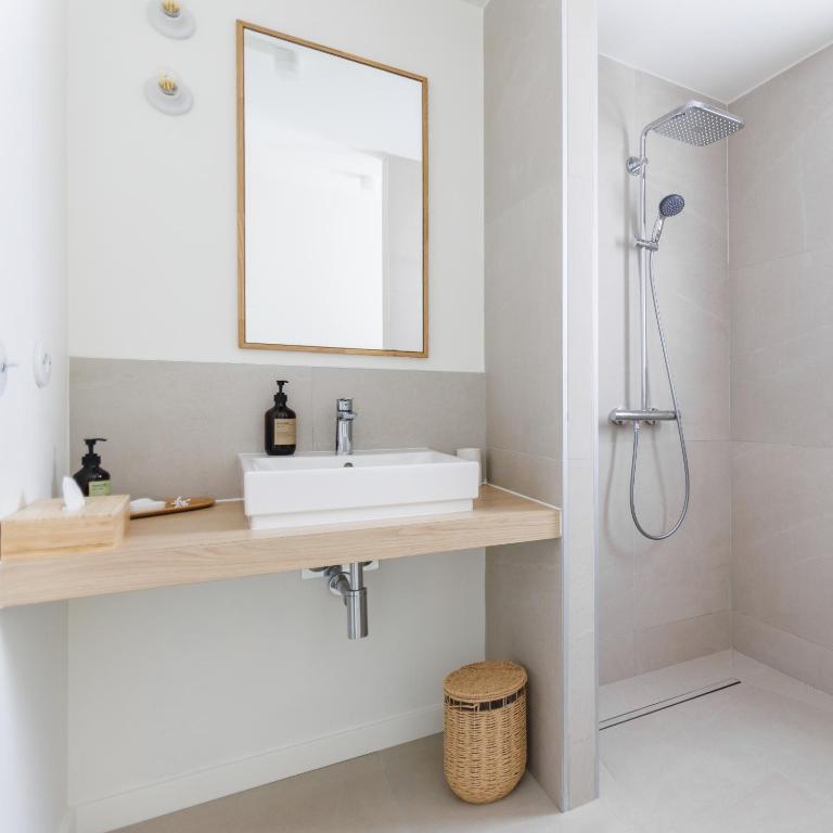 Belle Vue Hôtel - Chambre Quadruple avec Piscine Privée - Vue sur Mer - 24