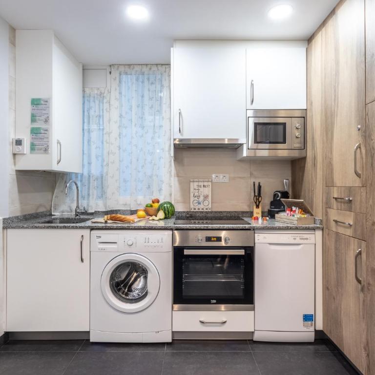 INSIDE OLD TOWN by Alojarte - Three-Bedroom Apartment - 3
