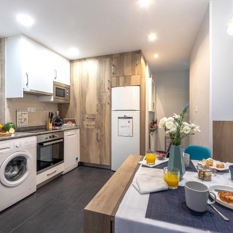 INSIDE OLD TOWN by Alojarte - Three-Bedroom Apartment - 4